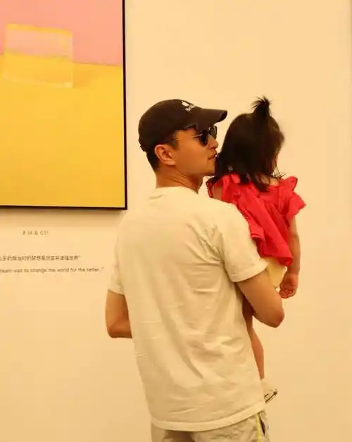 王彦霖陪妻女追星易烊千玺,艾佳妮牵手老公撒娇超甜蜜_女儿_妻子_照片