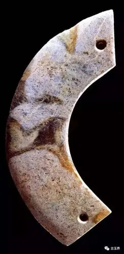 弧形片状.两端各一单面钻孔.长10.04厘米,宽2.69厘米,厚0.51厘米.