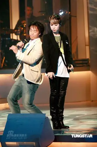 图文劲歌金曲现场陈奕迅何韵诗背靠背