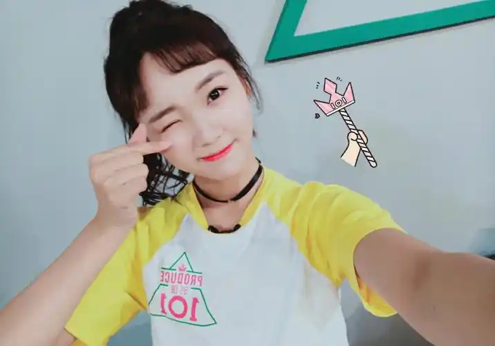 18岁的吕小雨元气十足还不都是因为刘海剪得好