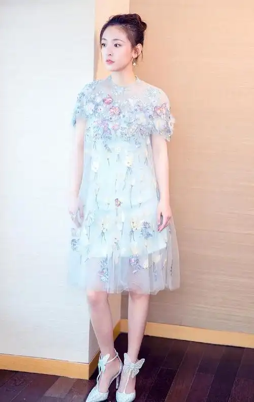 26岁吴倩穿蓝色轻纱裙搭白色