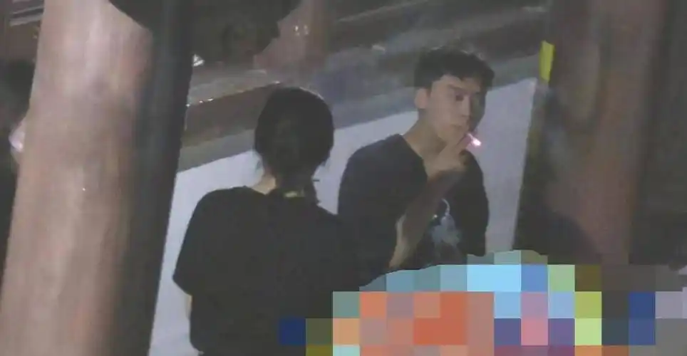 杨幂抽烟?她穿白色西服,嘴抹红唇,从点烟到吸烟动作一气呵成!_镜头_电