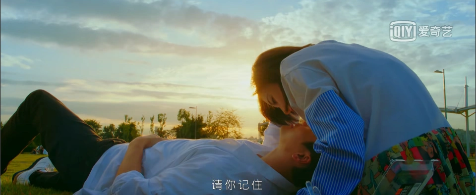 《风暴舞》陈伟霆古力娜扎上演花式吻,网友:这波狗粮我吃了!