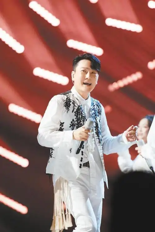 张信哲率队演唱《稻香》感动观众 "情歌王子"不单会唱情歌_菲律宾