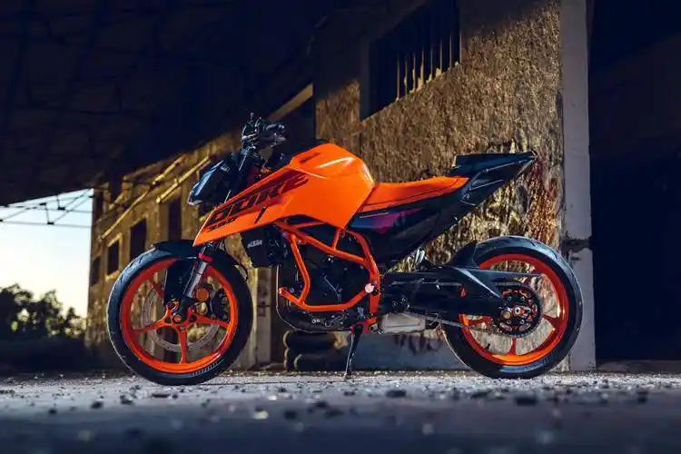 特写:ktm 2024 新一代运动街车 390 duke 原厂改装