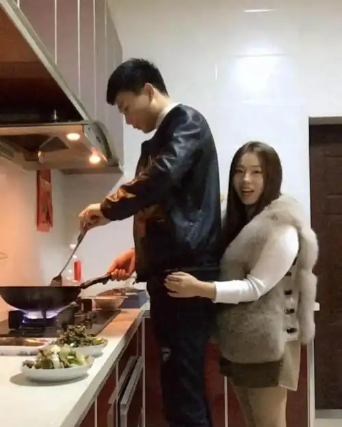 1米5女子爱上1米9小伙子, 呈现最美身高差, 网友: 行事不方便