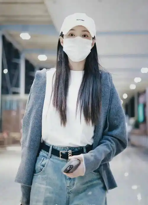 沈梦辰现身机场,针织开衫搭配牛仔阔腿裤,休闲又随性_造型_气质_身材