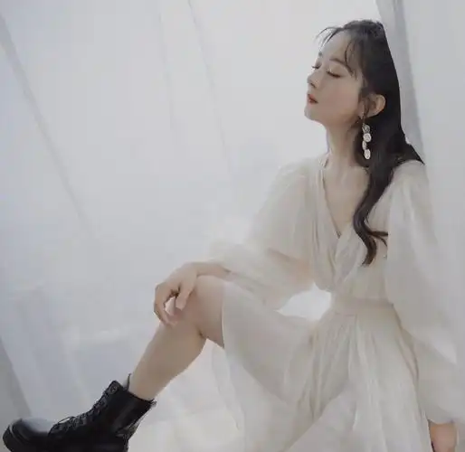赵丽颖泡泡袖白纱裙配搭马丁靴,妆容精致自然,少女范仙气十足