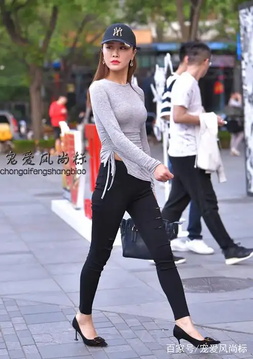 街拍:充满阳光的时尚mm,摆拍的时候剪刀手萌爆了