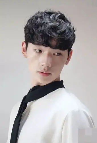 男生短头发精剪齐刘海发型