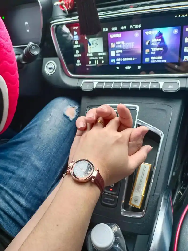 原来开车是可以牵手的,最舒服的时候就是爱你的人开着车,你坐在 - 抖