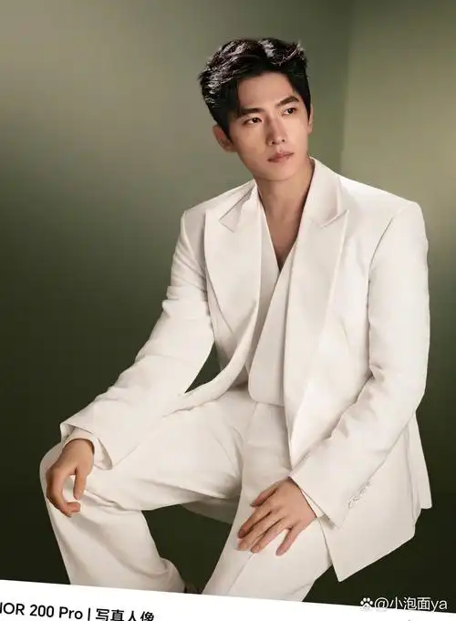 杨洋纯白西装大片好帅啊!颜值好抗打!