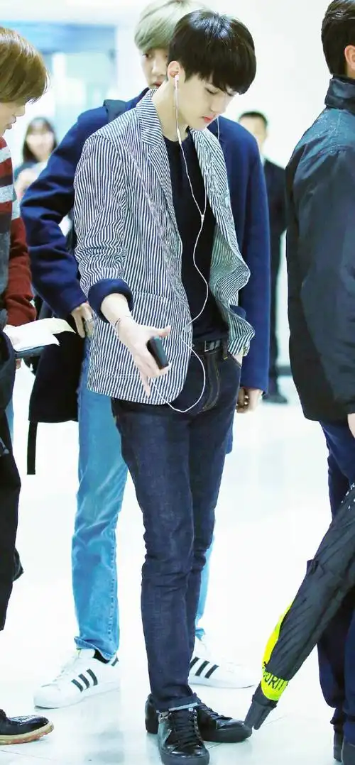 exo吴世勋机场饭拍