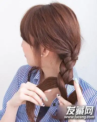 > 侧扎丸子头 编发提升萌妹气质(4)导读:step 2:然后在侧面编织三股