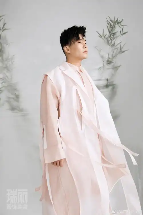 从初出茅庐,到现在青涩褪去,锋芒尽展,@孟鹤堂@周九良互撑梦想,彼此