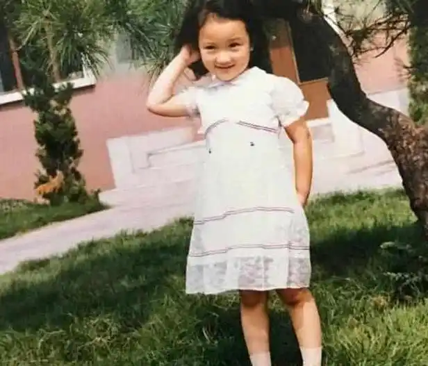 时候的甜馨虽然可爱,但是肤色有点黑,不过看了这张李小璐小时候的照片