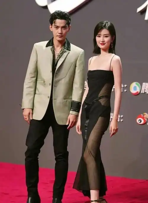 乔欣抹胸装造型失败,和徐正溪同台没有互动