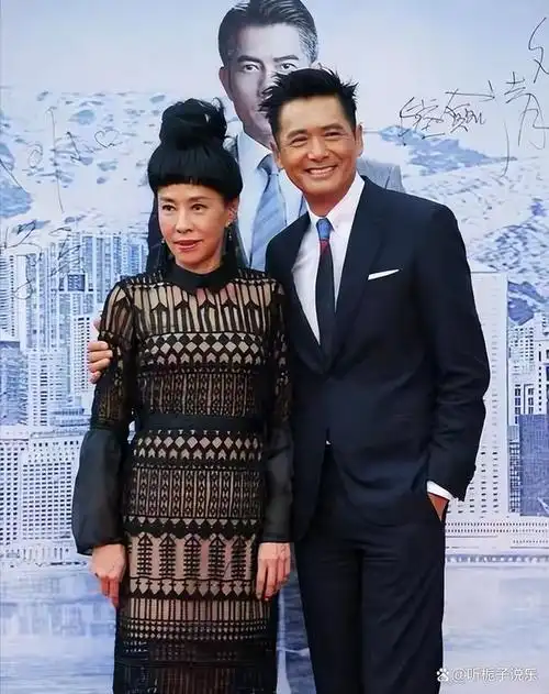68岁周润发携妻子走红毯陈荟莲造型引热议夫妻36年无一儿半女