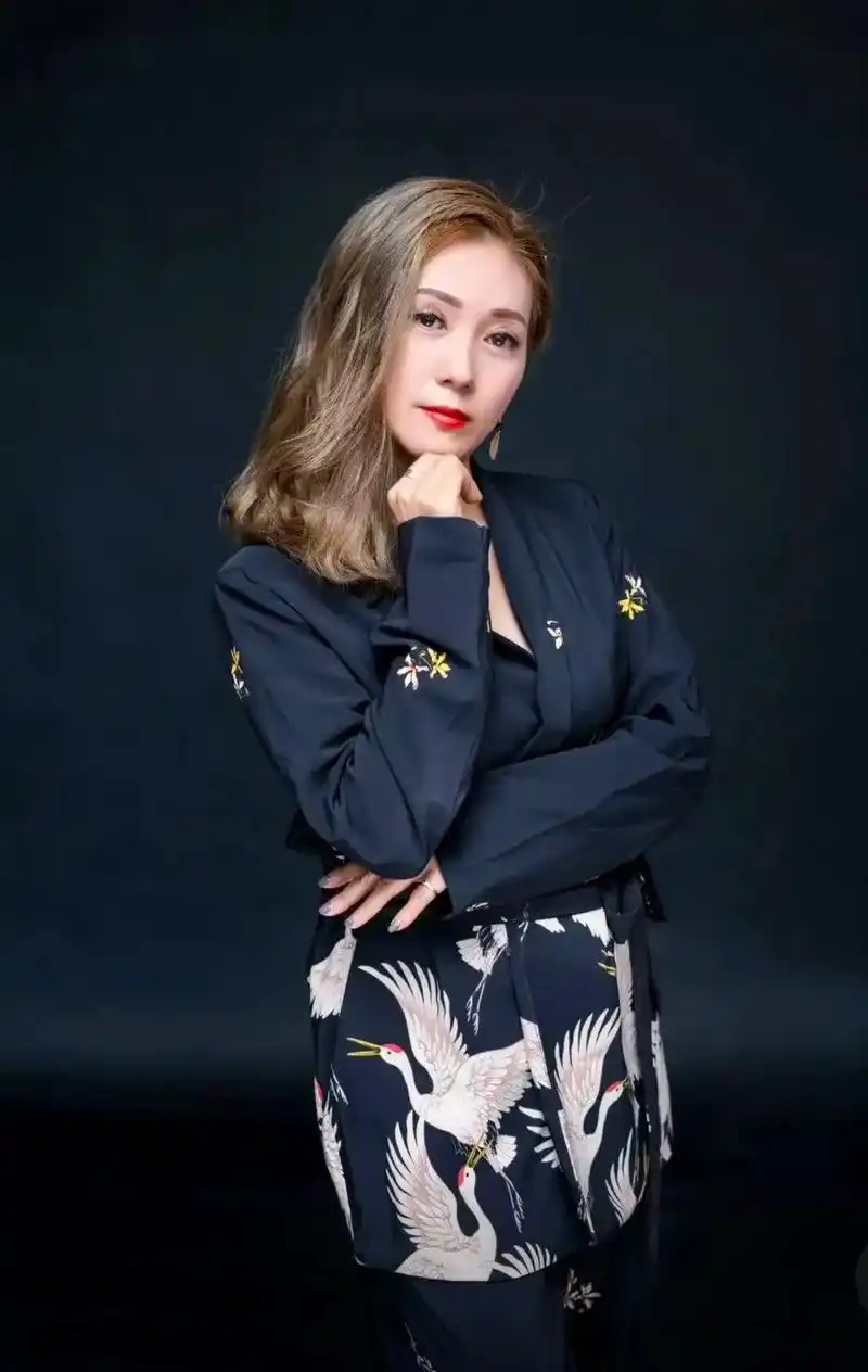 李英,华语女歌手,1975年生.2019年 - 抖音