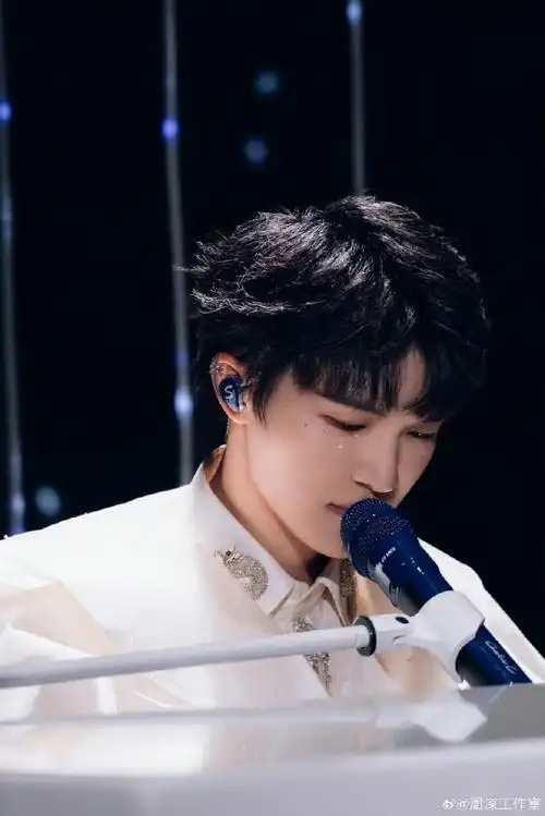 周深演唱会踢到了两次钢板