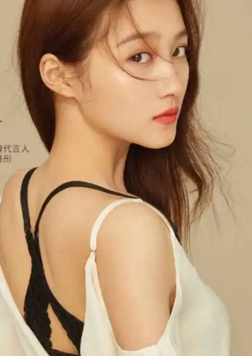 原创关晓彤的"内衣广告"火了!这腿比林志玲还绝,终于明白鹿晗的眼光