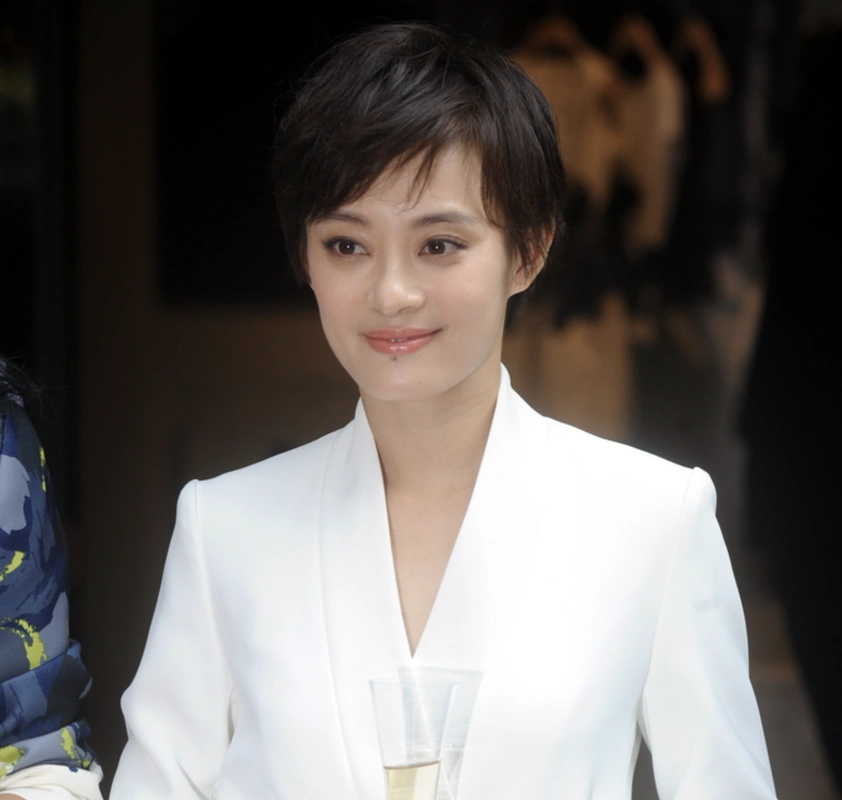 原创孙俪穿洞洞装本来挺好看却被浓妆和发型拖后腿看着不太美