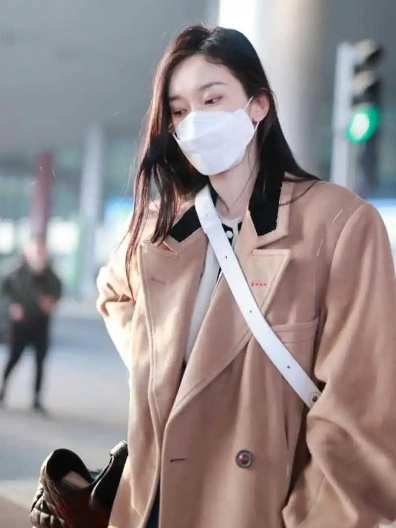早春穿搭示范 刘令姿ootd 女星刘令姿近日一则机场私服穿搭分享.