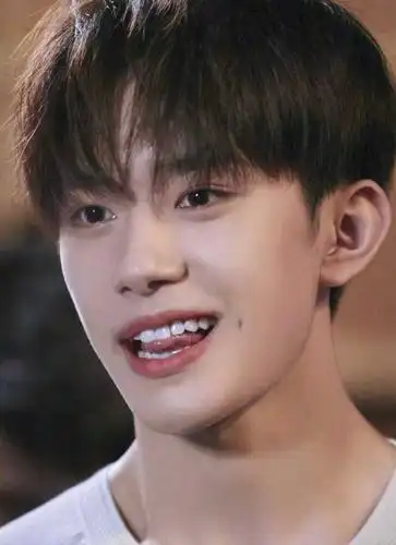 易烊千玺总是很严肃 大家有没有他微笑的照片?