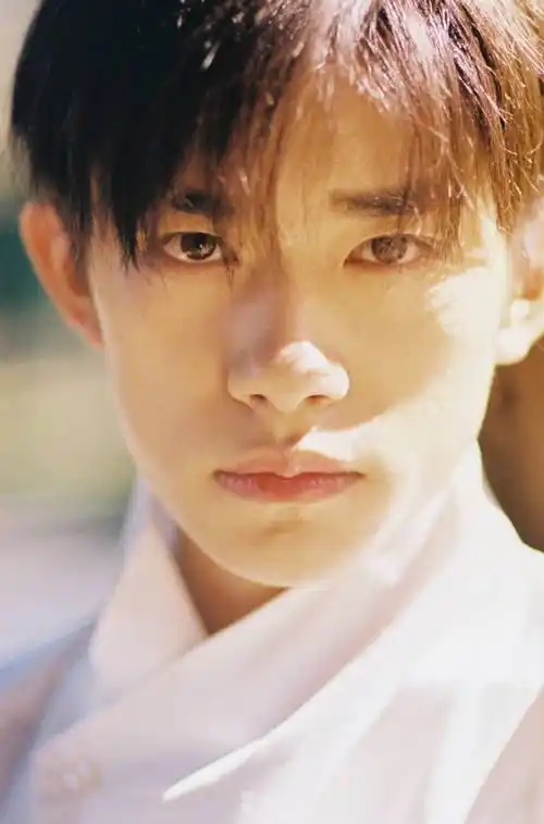 易烊千玺 白衣少年__财经头条