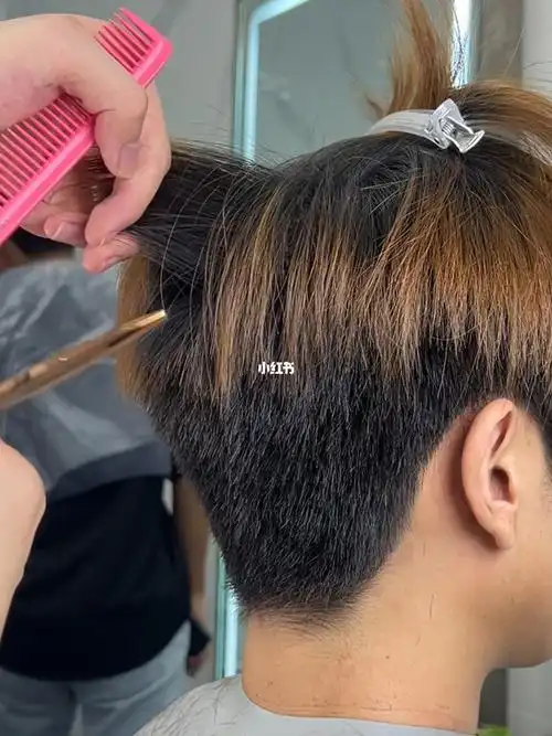 就这后脑勺谁剪了都好看