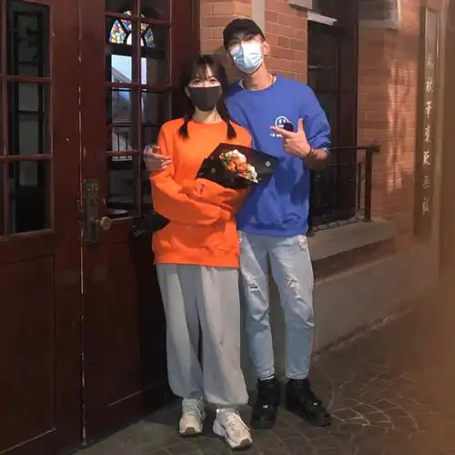 翻到奔现时第一张合照还是忍不住会心动