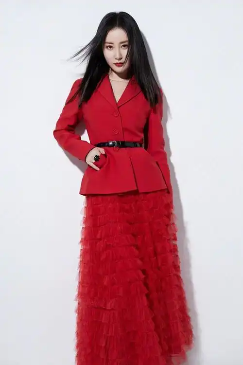 舒畅元宵节晒写真,红色纱裙西装混搭超喜庆,容颜俏丽精致迷人