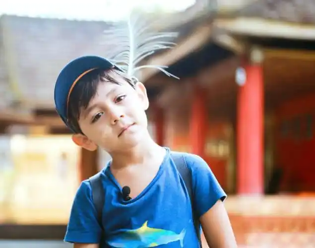 刘烨11岁儿子诺一最新动态曝光,长相帅气文艺,自弹自唱实力优秀