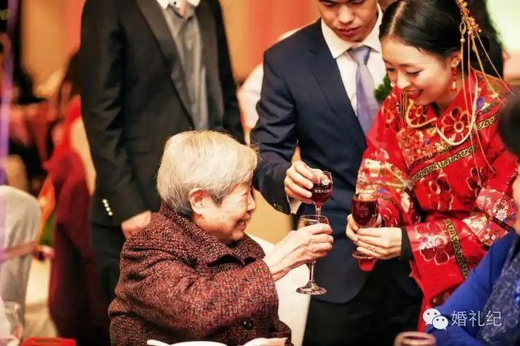 敬酒服选得再美,弄错了敬酒礼仪也是白搭!