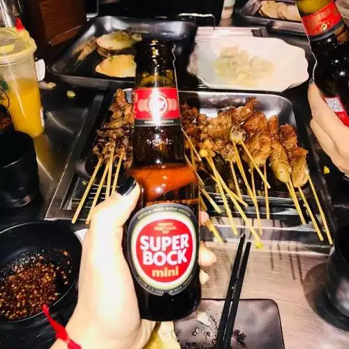 过年了,年前再来一顿烧烤,喝点小啤酒,点一桌子串,爽翻了!