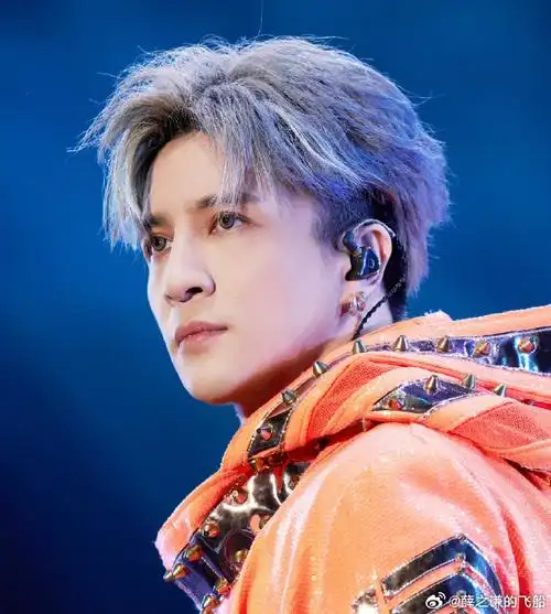 薛之谦发型变形了##薛之谦入乡随俗