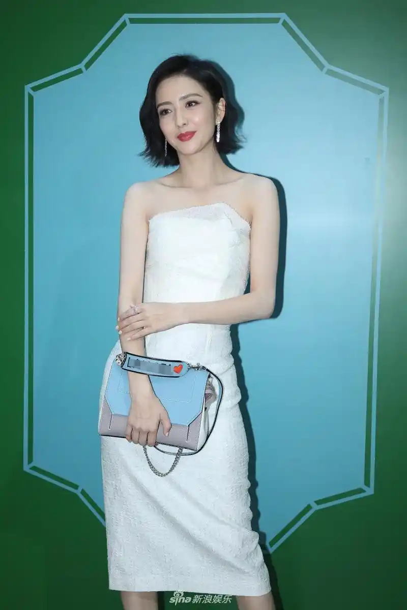 佟丽娅穿白裙秀直角肩身材婀娜 短发红唇气质优雅