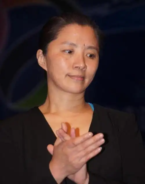 演员迟蓬戏里又土又丑一生不接广告她的淡泊名利让人敬佩