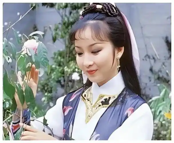 每当回想起《天龙八部》中乔峰与阿朱的深情厚谊,无数观众都会为之