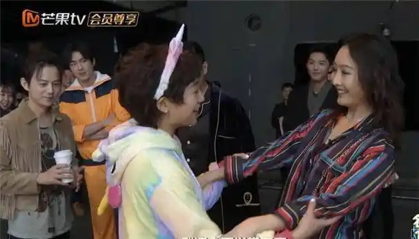 最新花絮,林更新找线索靠"闻",鬼鸥和鬼撒好甜_何炅_玩家_王鸥