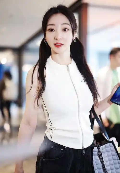 43岁柳岩近照曝光,单穿紧身马甲曲线下垂,脸部变化明显颜值下滑