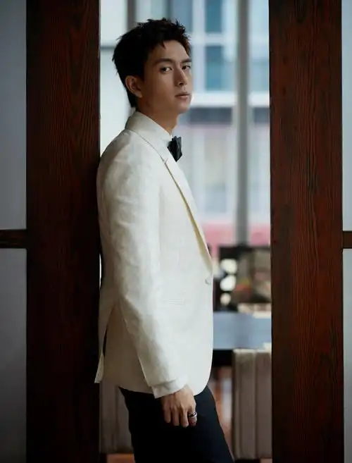 李现穿纯白西装绅士帅气眼神深邃尽显矜贵气质