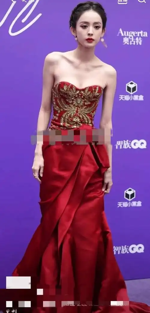 古力娜扎走红毯"瘦脱相",纸片身材撑不起礼服,一双手没法看!|抹胸|模