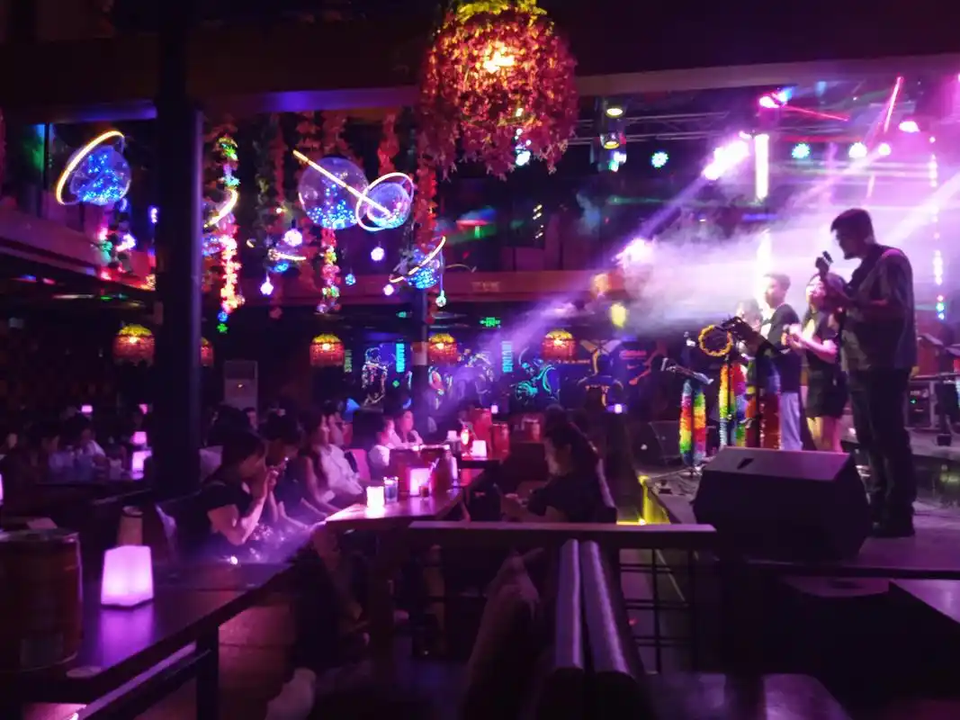 北京夜生活的腹地——著名的后海酒吧街  如果说三里屯酒吧街走的是