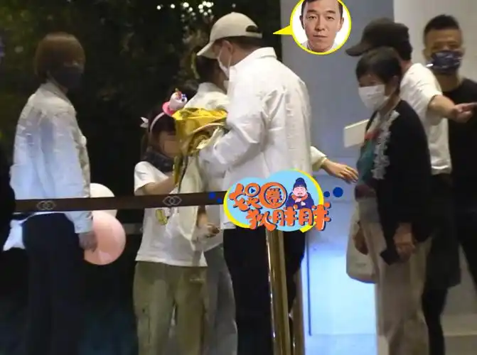 黄渤带全家为女儿庆生女儿正脸长相似爸爸妻子身材走样显臃肿