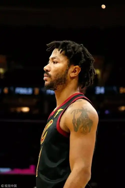 然后,就是那个令人惊愕的消息:一头脏辫乱发的罗斯,举起了骑士的1号