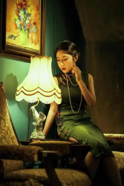 夜灯下的旗袍美女风韵犹存