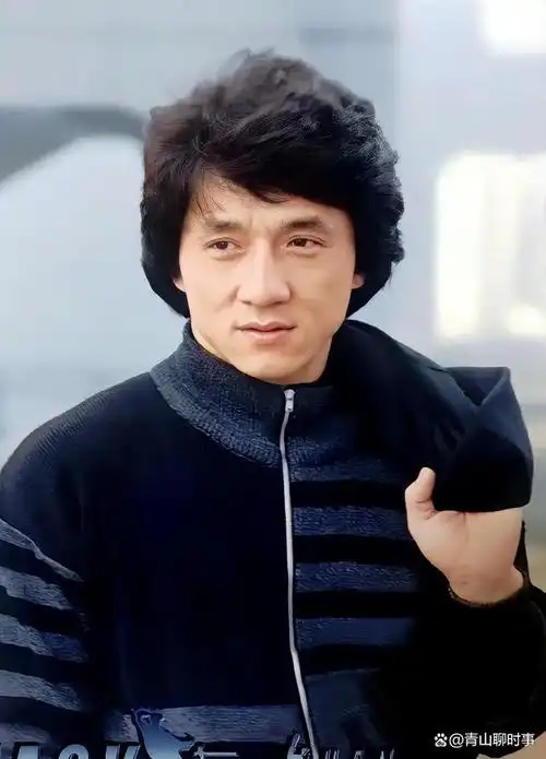 成龙70岁最新照片曝光,头发花白,胡子变白!网友感叹:无法接受