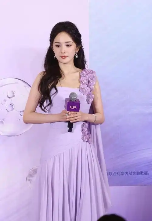 杨幂出席力士品牌活动还是蛮呆萌的
