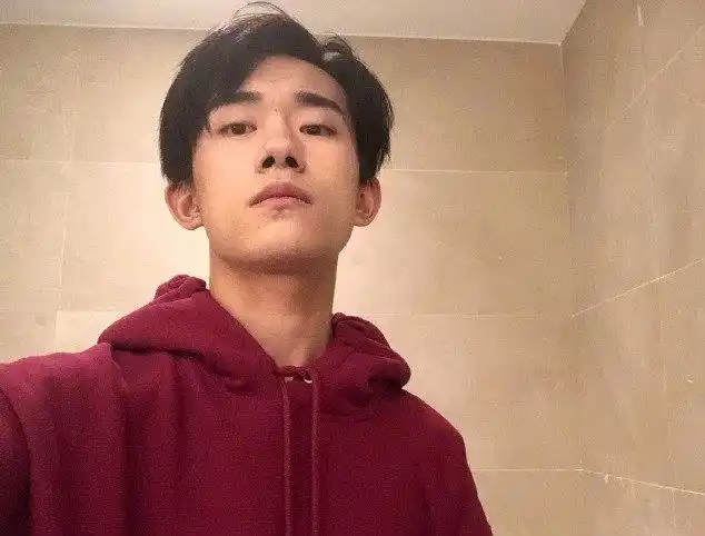 易烊千玺晒素颜自拍,脸部变形表情呆滞却转赞超40万